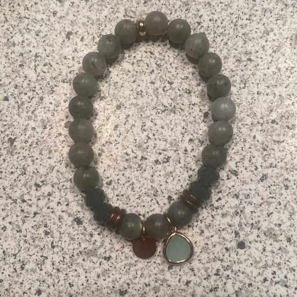 Green beaded stretch bracelet with hanging charm. - Picture 6 of 7